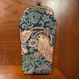 Signare woven tapestry eyeglass case. Kiss lock clasp. 3.5” X 7.9”.